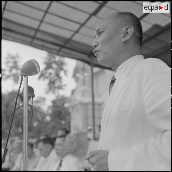 M. Phan Van Gio, vice-président et ministre de l'Information, fait un discours à l'occasion de la cérémonie de présentation du nouveau gouvernement d'Union nationale à Hanoï.