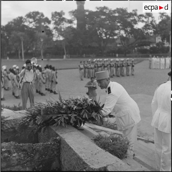 Lors de la cérémonie du "Flambeau sacré", le général de Berchoux, dépose une gerbe de fleurs au pied du monument aux morts franco-vietnamiens.