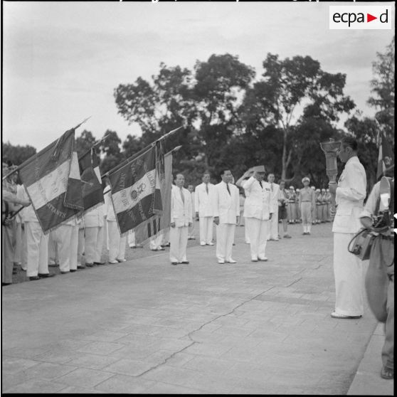 M. Pham Van Binh et le général de Berchoux lors de la cérémonie du "Flambeau sacré".