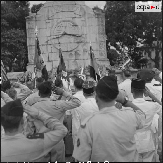 Salut militaire devant un monument aux morts lors de la cérémonie du "Flambeau sacré".