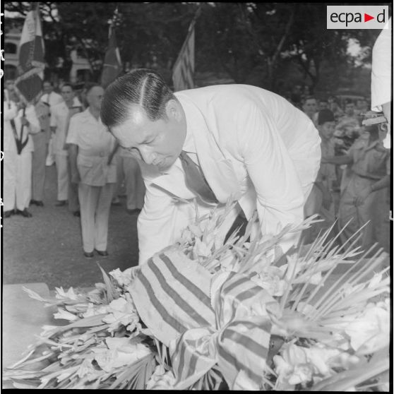 Pour la cérémonie du "Flambeau sacré", M. Pham Van BInh fleurit le monument franco-vietnamien.