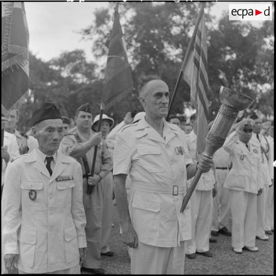 Anciens combattants lors de la cérémonie du "Flambeau sacré".
