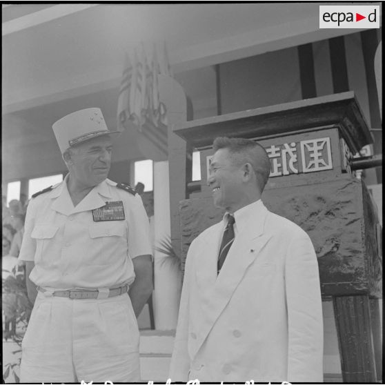 Le général de Linarès et M. Nguyen Van Tam lors de l'inauguration de la "Semaine de la jeunesse" au stade Mangin.