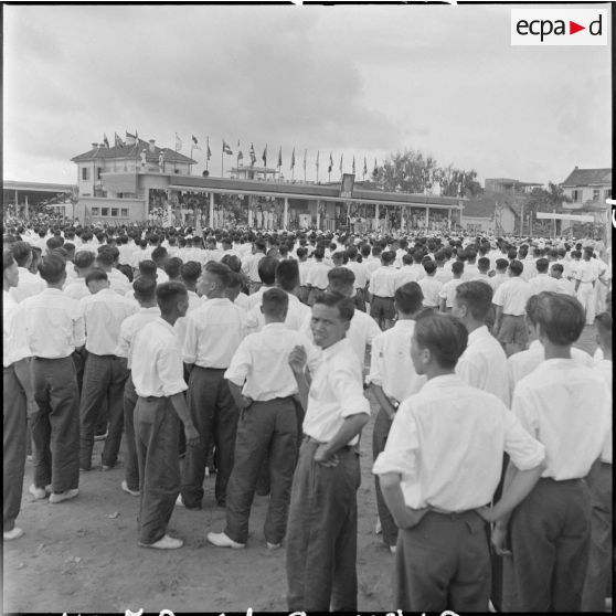 Foule de jeunes hommes dans le stade Mangin au cours de l'inauguration de la "Semaine de la jeunesse".