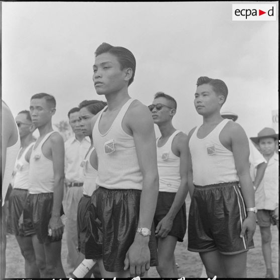 Jeune garçons dans le stade Mangin lors de l'inauguration de la "Semaine de la jeunesse".