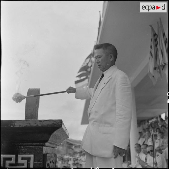 M. Nguyen Van Tam, président du Conseil des ministres de l'État du Vietnam, allume la flamme sacrée lors de l'inauguration de la "Semaine de la jeunesse" au stade Mangin.