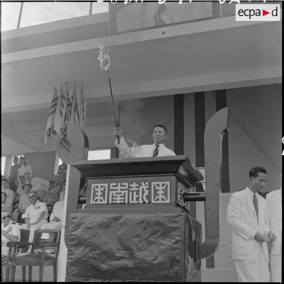 M. Nguyen Van Tam, président du Conseil des ministres de l'État du Vietnam, allume la flamme sacrée lors de l'inauguration de la "Semaine de la jeunesse" au stade Mangin.