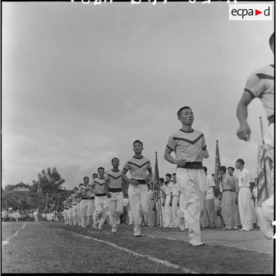 Jeunes hommes sur le stade Mangin lors de l'inauguration de la "Semaine de la jeunesse".