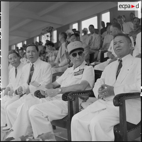 De hautes personnalités sont présentes dans la tribune officielle pour l'inauguration de la "Semaine de la jeunesse" au stade Mangin.