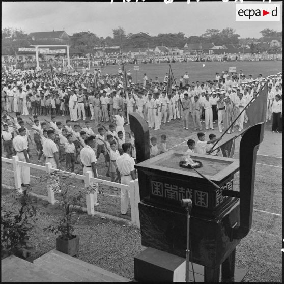 Les louveteaux clôturent la cérémonie d'inauguration de la "Semaine de la jeunesse" au stade Mangin.