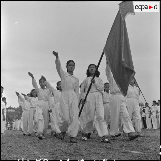 Délégation de jeunes filles défilant lors de l'inauguration de la "Semaine de la jeunesse" au stade Mangin.