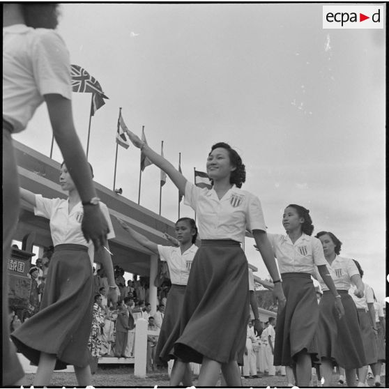 La délégation féminine du club Hanoïenne de natation faisant le salut olympique lors de l'inauguration de la "Semaine de la jeunesse" au stade Mangin.