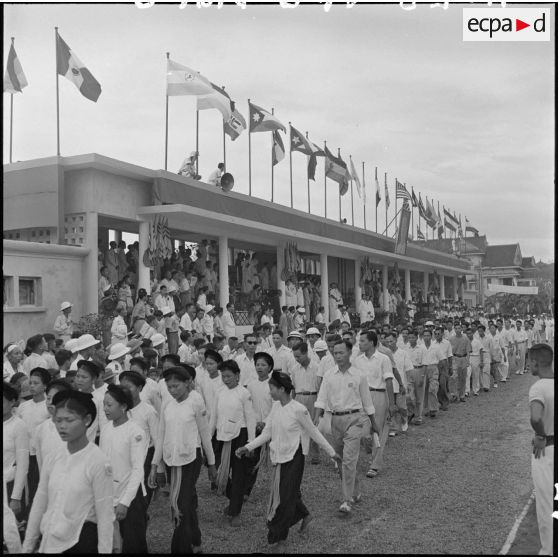 Les délégations féminines et masculines de la jeunesse ouvrière de Hanoï défilant lors de l'inauguration de la "Semaine de la jeunesse" au stade Mangin.