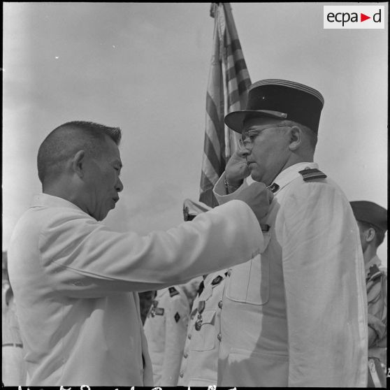 Médecin capitaine décoré des insignes d'officier et de chevalier de l'Ordre national du Vietnam.