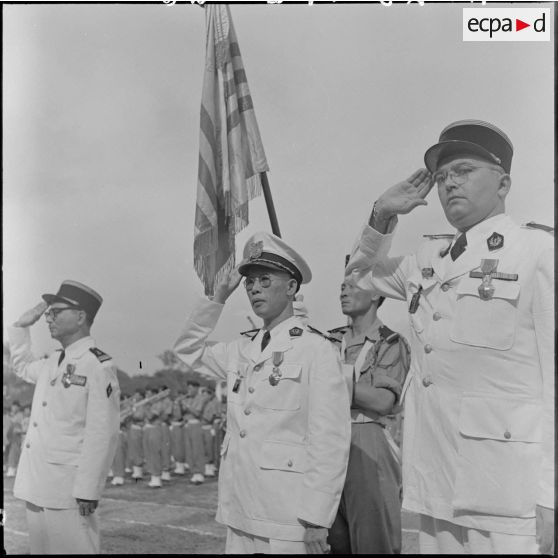 Officiers décorés des insignes d'officier et de chevalier de l'Ordre national du Vietnam.