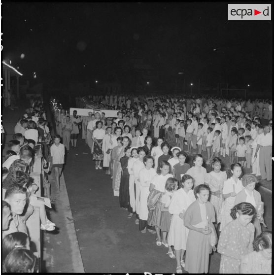 Délégations de jeunesse catholique franco-vietnamienne lors de la fête de l'Assomption.