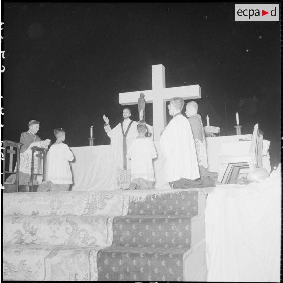 Mgr Seitz, vicaire apostolique de Kontum, célèbre la messe clôturant la veillée organisée pour la fête de l'Assomption.