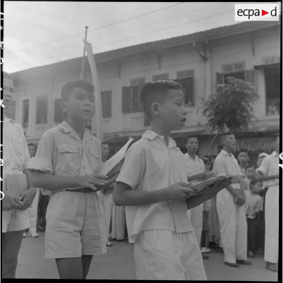 Les chanteurs de la chorale de l'école Puginier chantent dans la rue lors de la fête de l'Assomption à HanoÏ.