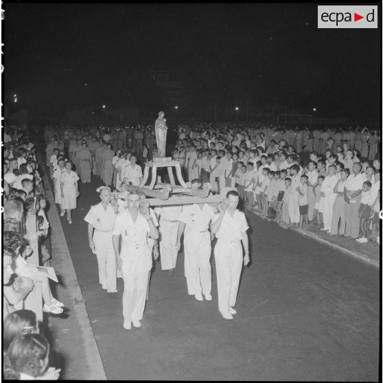 La statue de Notre-Dame de la Paix portée par des officiers supérieurs.