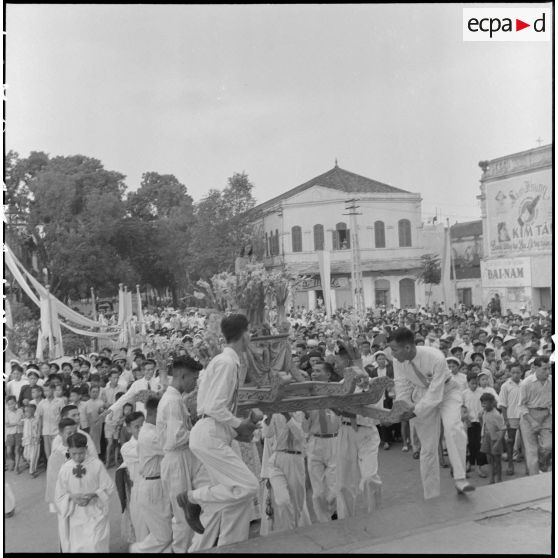A l'occasion de la fête de l'Assomption, la statue de la Sainte Vierge est transportée par les délégations de la jeunesse vietnamienne catholique jusqu'à la cathédrale.