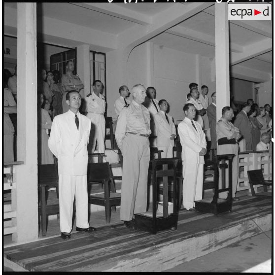 Les plus hautes personnalités civiles et militaires, françaises, vietnamiennes et étrangères assistent à la veillée religieuse organisée par l'aumônerie militaire catholique franco-vietnamienne pour la fête de l'Assomption.