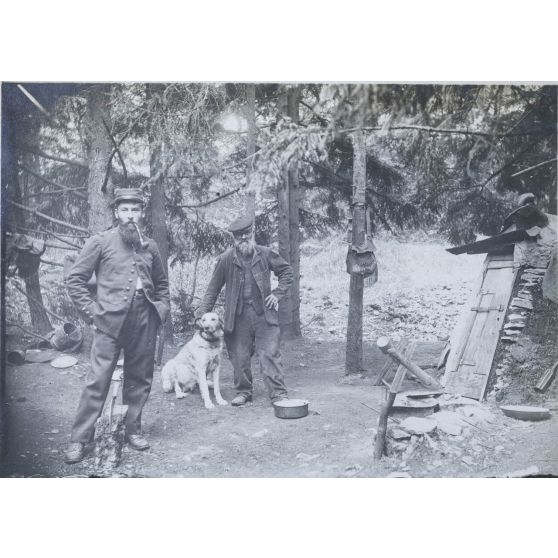 Plateau de Malzeville. Pendant mon service j'allais souvent voir le Père Saintot habitant 1 bois proche - à droite son château - à côté de lui son chien - il s'occupait du jardin militaire et par contre était nourri avec les soldats. 1914. [légende d'origine]