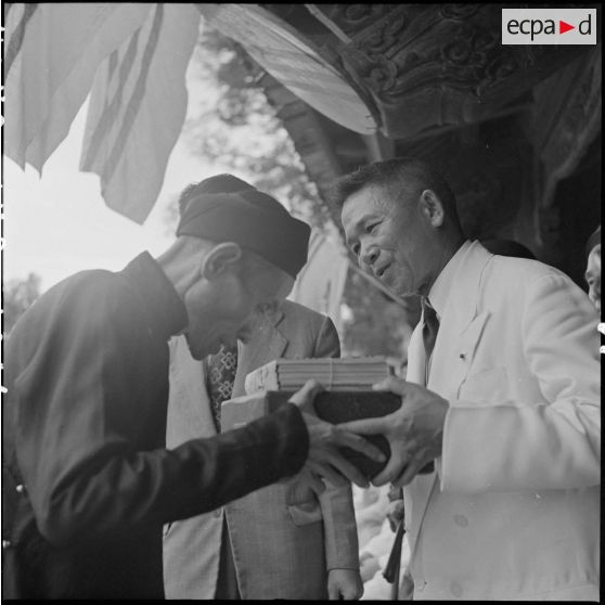 M. Nguyen Van Tam, président du Conseil des ministres de l'État du Vietnam, remet ses prix à un auteur dont les ouvrages ont été primés.	