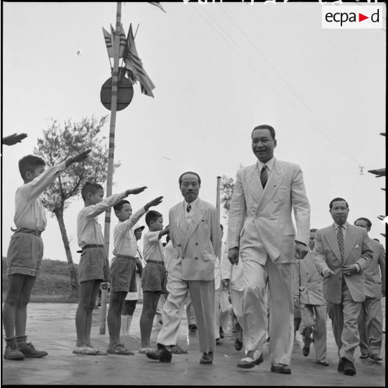 Des personnalités vietnamiennes arrivent à l'école primaire Tran Nhat Duat pour l'inauguration.	