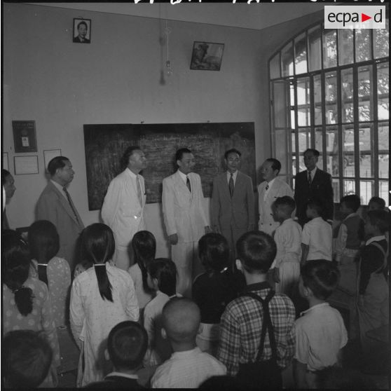 M. Nguyen Huy Lai interroge des élèves de la nouvelle école primaire Tran Nhat Duat.