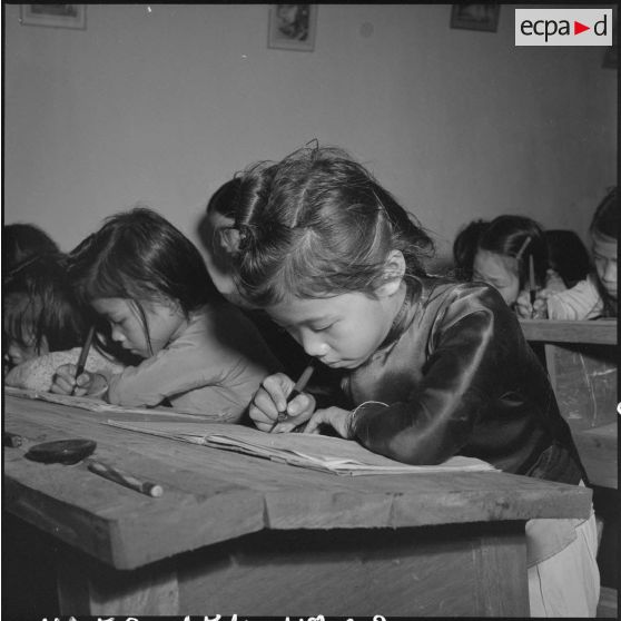 Des élèves de l'école primaire Tran Nhat Duat au travail.