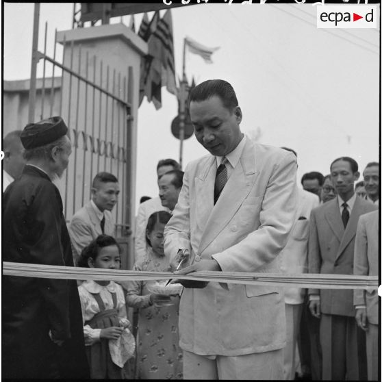 Nguyen Huy Lai, le ministre des Finances, coupe le ruban inaugurant l'école primaire Tran Nhat Duat.