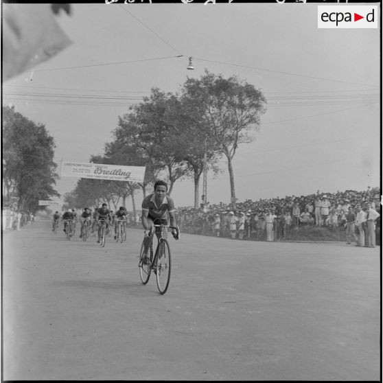 Peloton de coureurs cyclistes de la course organisée à l'occasion de la clôture de la "Semaine de la jeunesse" à Hanoï.	