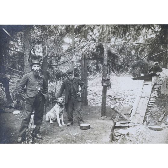 [Plateau de Malzeville. Pendant mon service j'allais souvent voir le Père Saintot habitant 1 bois proche - à droite son château - à côté de lui son chien - il s'occupait du jardin militaire et par contre était nourri avec les soldats. 1914].