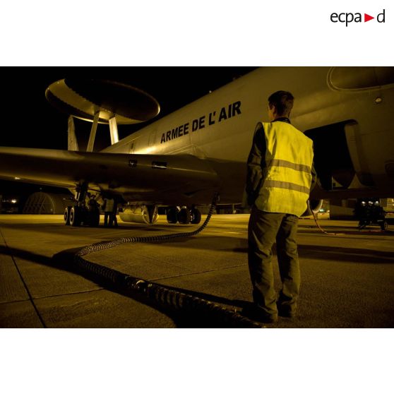Avitaillement en carburant par un militaire du Service des essences, de l'avion de détection E3F Awacs de l'EDCA (escadron de détection et de contrôle aéroportés) 36 Berry de la BA 702 (base aérienne) d'Avord n° 202 de l'escadrille BR 43 (Charognard), au parking de nuit.