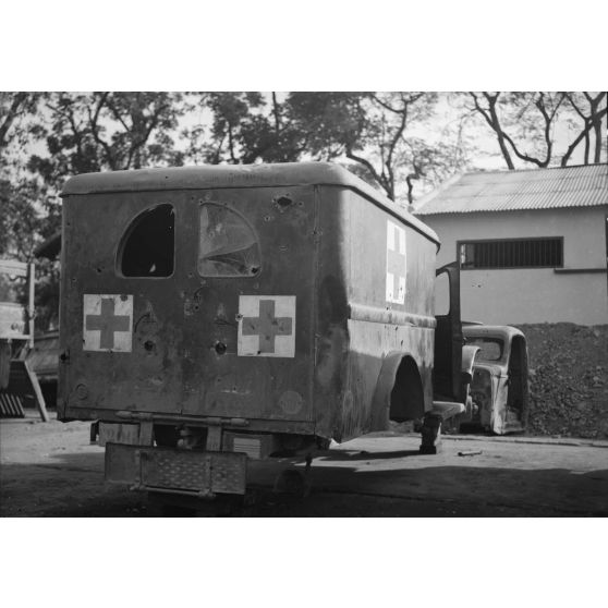 Une ambulance de la Croix-Rouge détruite par des membres du Viêt-minh.