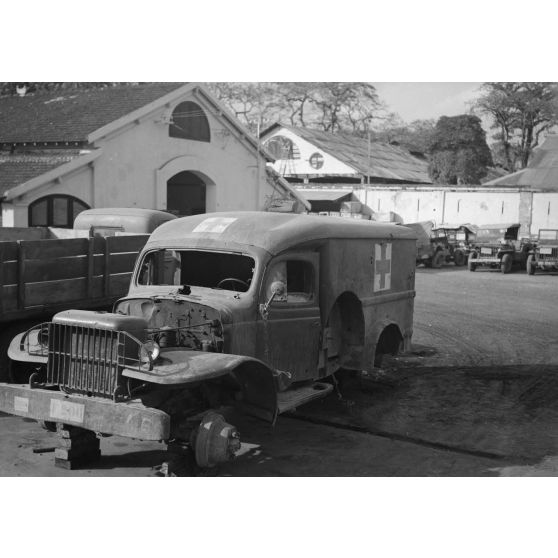 Une ambulance de la Croix-Rouge détruite par des membres du Viêt-minh.