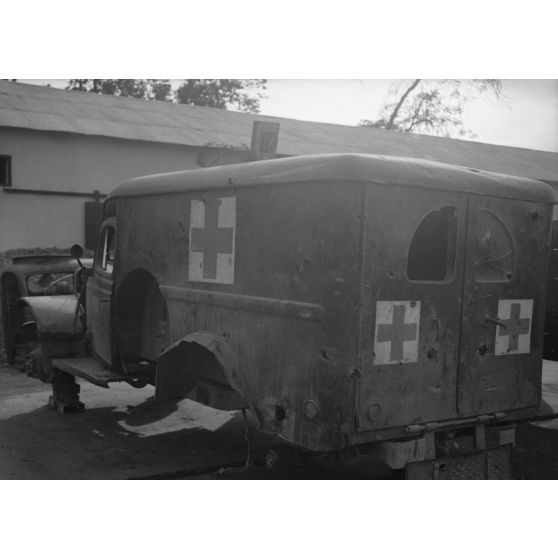 Une ambulance de la Croix-Rouge détruite par des membres du Viêt-minh.