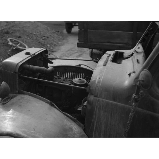 Une ambulance de la Croix-Rouge détruite par des membres du Viêt-minh.