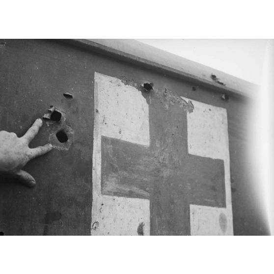 Une ambulance de la Croix-Rouge détruite par des membres du Viêt-minh.