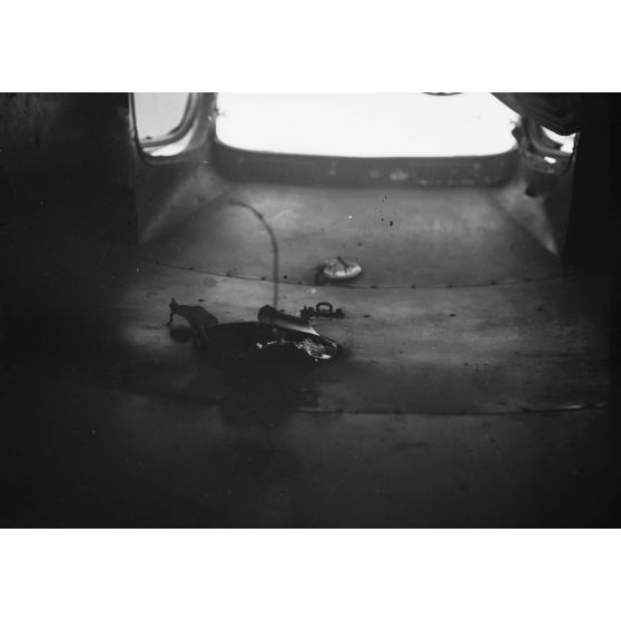 Une ambulance de la Croix-Rouge détruite par des membres du Viêt-minh.