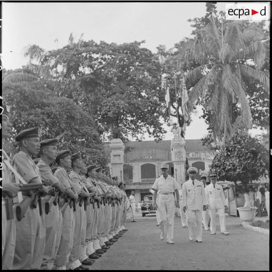 Le général de corps d'armée de Linarès et le général Nguyen Van Hinh arrivent au siège de la gendarmerie nationale vietnamienne.