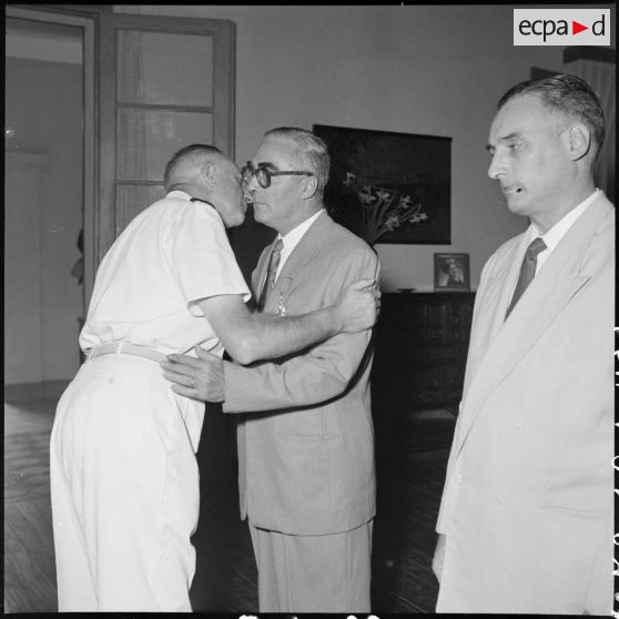 Remise de décorations chez le général de Linarès.