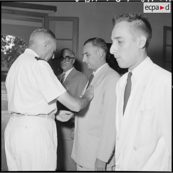 Remise de décorations chez le général de Linarès.