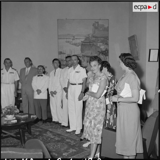 Assemblée réunie, chez le général de Linarès, pour une remise de décorations.