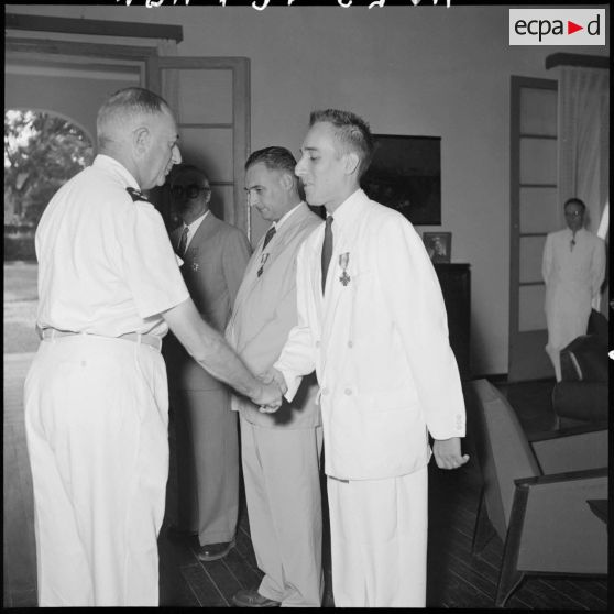 Remise de décorations chez le général de Linarès.