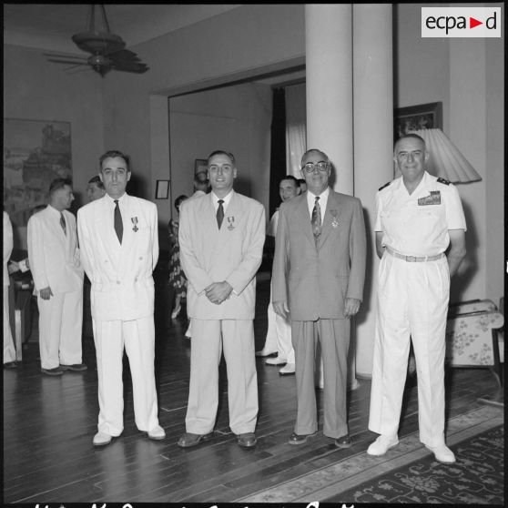 Remise de décorations chez le général de Linarès.