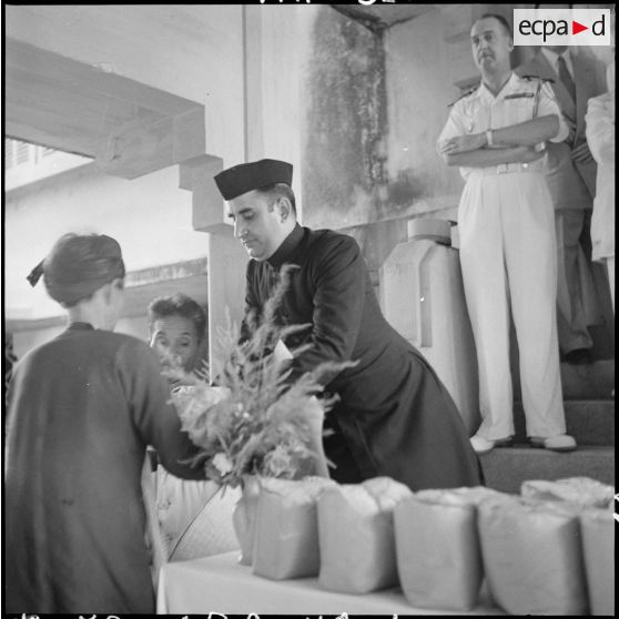 M. J.N. Chaudhry, consul de l'Inde, inaugure la distribution de riz aux nécessiteux lors de la commémoration de l'anniversaire de la naissance du Mahatma Gandhi.