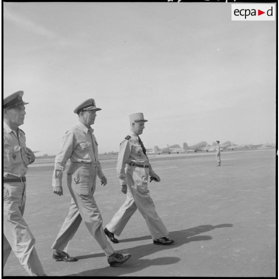 Le général Salan et l'amiral Auboyneau accueillent l'amiral Radford à son arrivée à l'aéroport de Gia Lam.