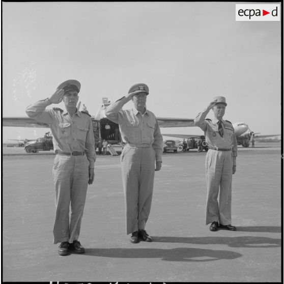 Le général Salan, l'amiral Auboyneau et l'amiral Radford à l'aéroport de Gia Lam.