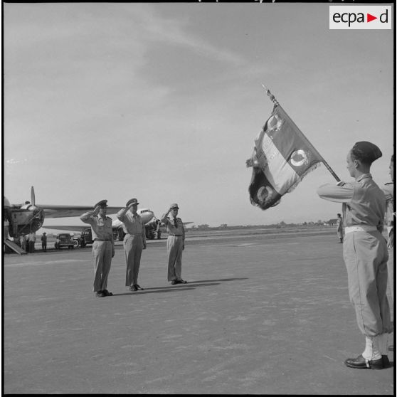 Le général Salan, l'amiral Auboyneau et l'amiral Radford pendant la revue des troupes à l'aéroport de Gia Lam.